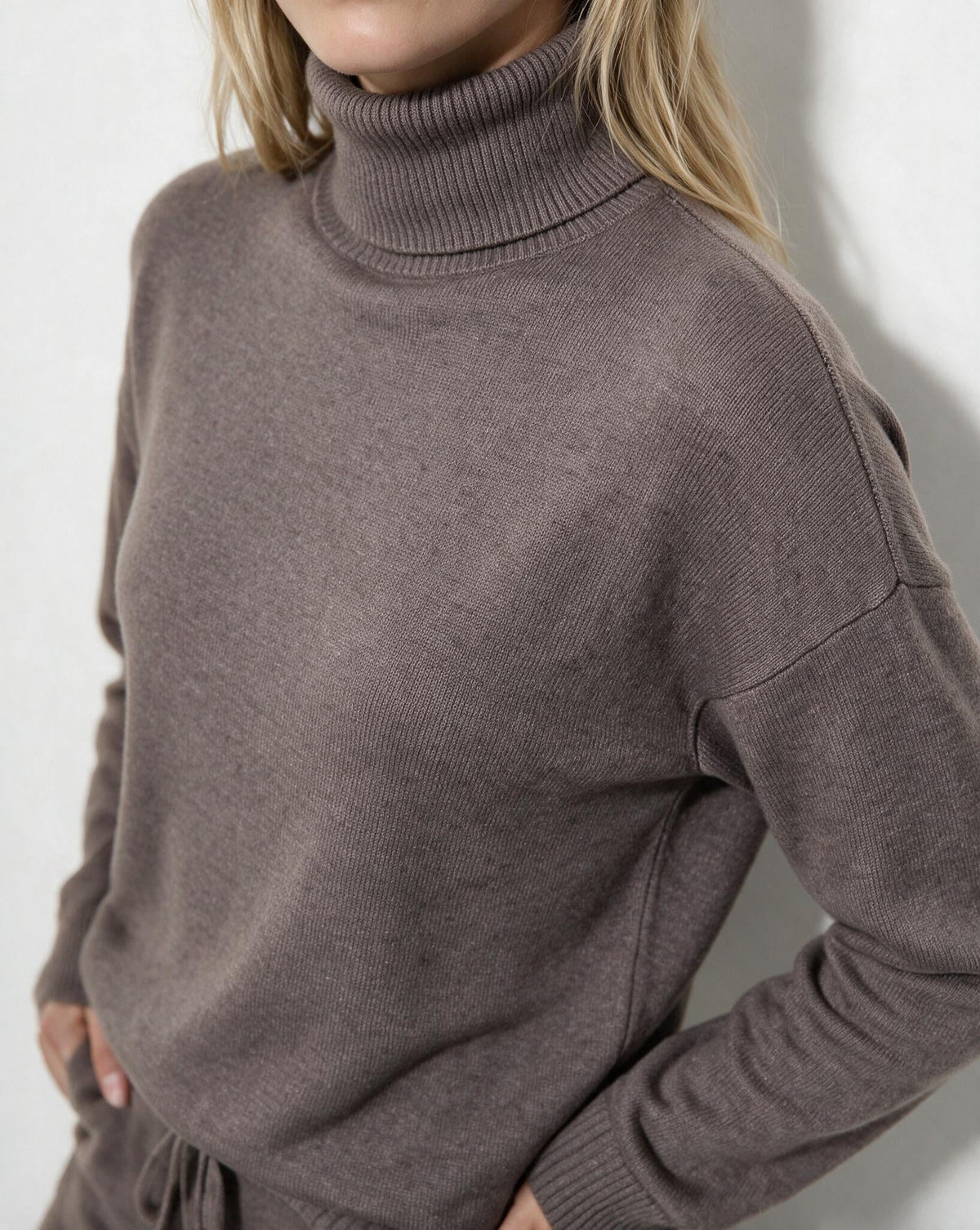 Women's Turtleneck Wide-Leg Loungewear Set - Mocha Brown